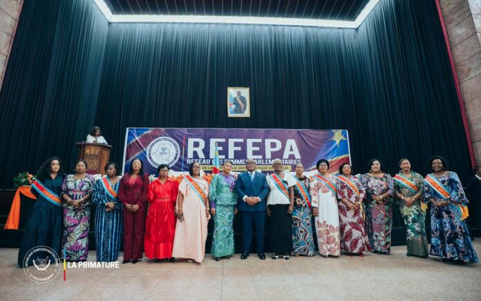 Femmes parlementaires en tenue officielle lors du lancement du REFEPA au Palais du Peuple à Kinshasa