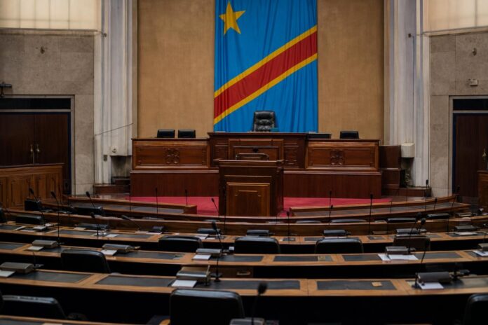 Députés votant à l'Assemblée nationale