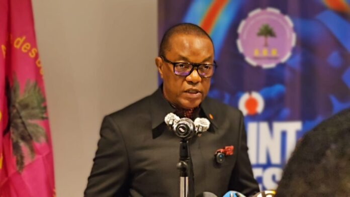 Politicien congolais s'exprimant lors d'une conférence de presse sur la réforme constitutionnelle