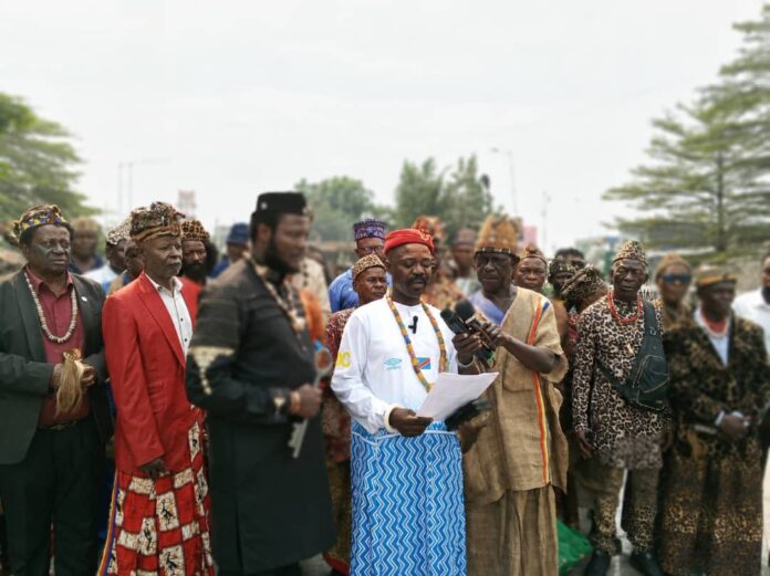Chefs coutumiers réunis sous un arbre à palabres à Kinshasa
