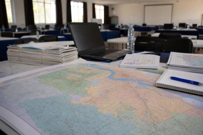 Agent de recensement utilisant un appareil de cartographie censitaire en RDC