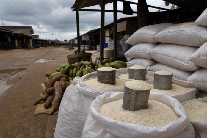 Sacs de riz et mesures de vente dans un depot de Kisangani, dans un contexte de forte hausse des prix alimentaires