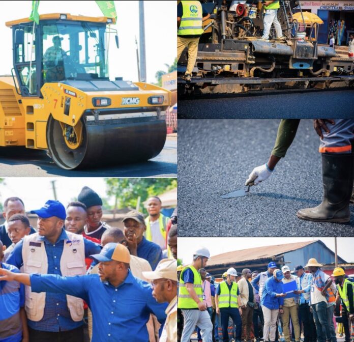 chantier de réhabilitation de la RN1 sur le tronçon urbain de Mbuji-Mayi avec chaussée en travaux et engins de terrassement