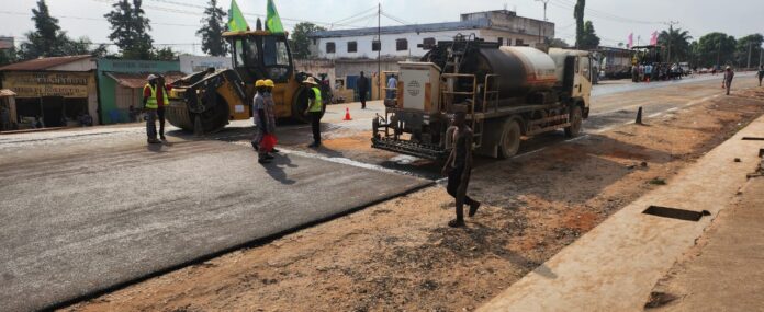 Chantier d’asphaltage sur la Route Nationale 1 entre Katende et Mbuji-Mayi avec engins et chaussee en cours de revetement