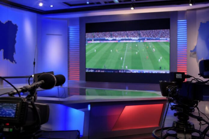 Écran de télévision diffusant un match de football avec habillage RTNC