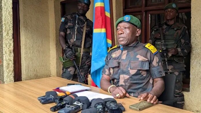 Scène d'exécution sommaire dans un village près du parc des Virunga, avec des corps gisants et des militaires armés