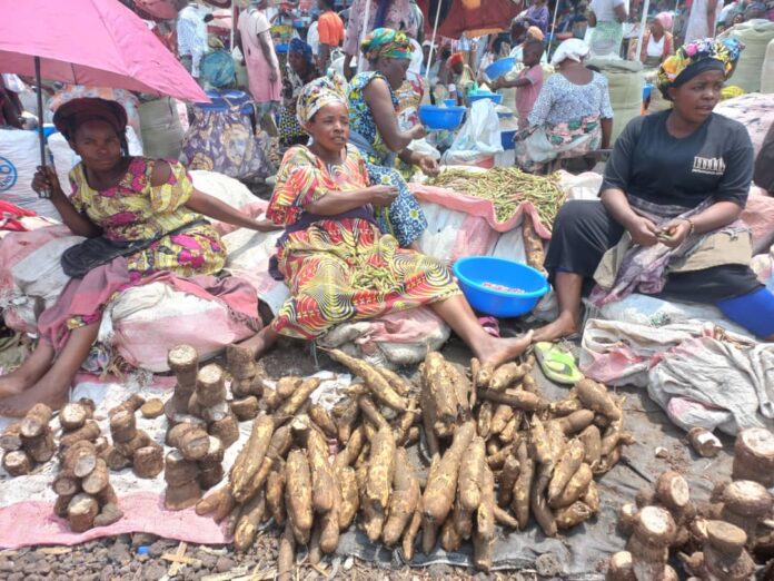 Marché populaire à Kinshasa avec produits alimentaires exposés