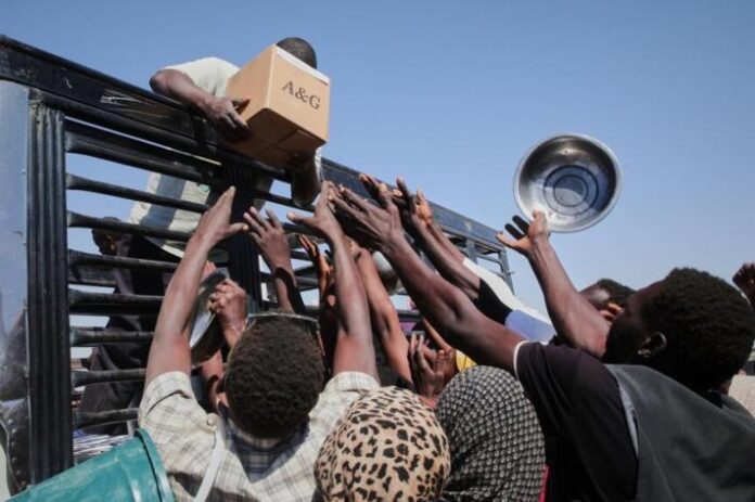 Distribution d'aide alimentaire du PAM à des civils sud-soudanais confrontés à l'insécurité alimentaire.