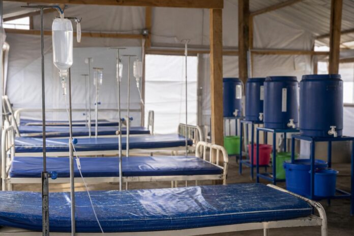 Centre de traitement du choléra avec des lits et des kits de réhydratation