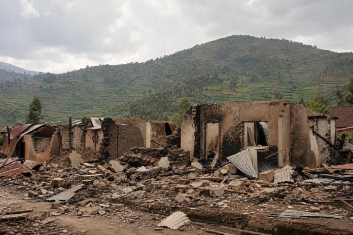 Maisons endommagées par des bombardements dans le village d'Ilundu
