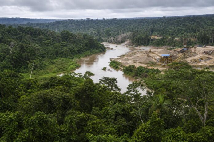 Vue du Parc national de la Maïko avec des engins miniers en arrière-plan