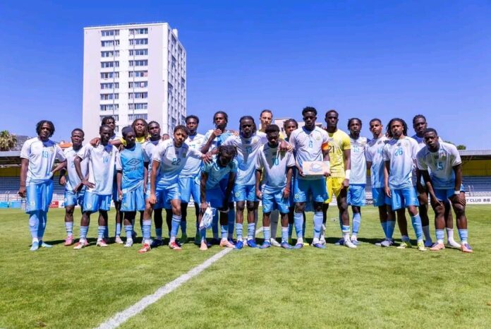 Joueurs de football congolais et ivoiriens en action lors de la petite finale du tournoi Maurice Revello