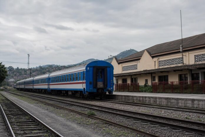 Train de passagers à quai dans une gare de Matadi