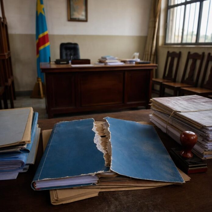 Copie froissée de la Constitution sur une table administrative dans un bureau officiel à Tshikapa