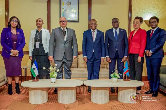 Ministres de la Justice de la SADC réunis autour d'une table de conférence à Victoria Falls, Zimbabwe