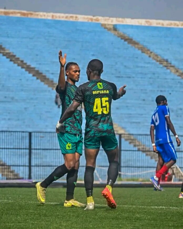 Joueurs de Vita Club célébrant un but contre Céleste FC