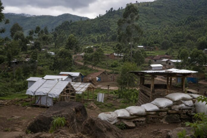 Abris temporaires dans un village rural de Walikale sous tension securitaire