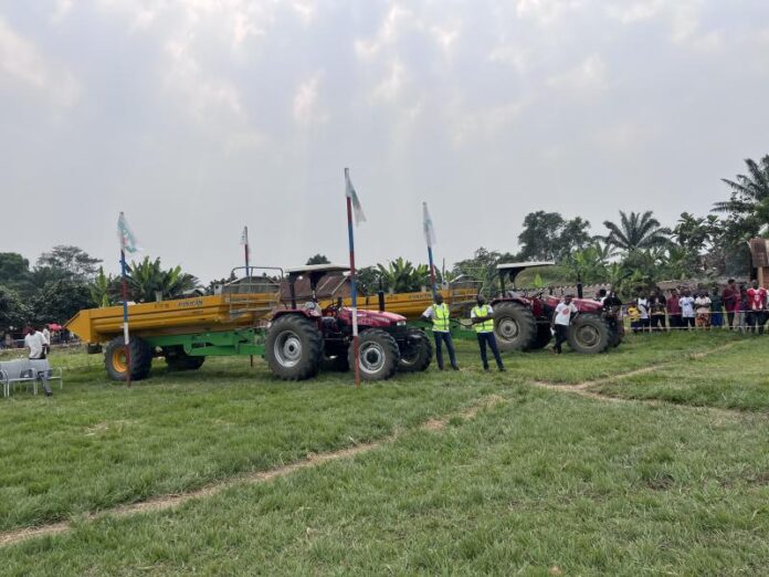 Tracteurs agricoles sur un circuit d’obstacles au stade Joseph Lionga d’Imbolo devant le public