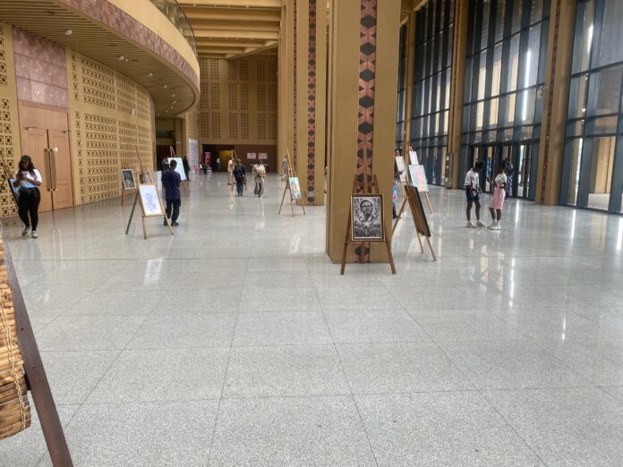 Vue d’une exposition artistique consacrée a Patrice Lumumba dans un centre culturel a Kinshasa