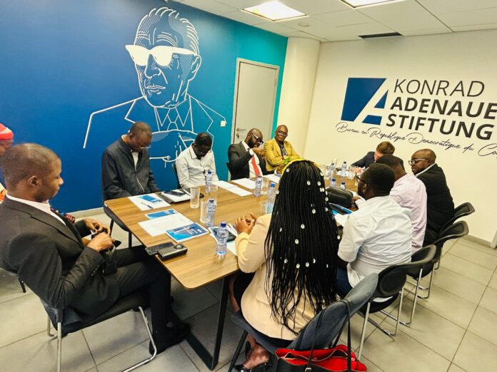 Salle de conference a Kinshasa lors d echanges entre journalistes sur les risques lies a la couverture des manifestations politiques