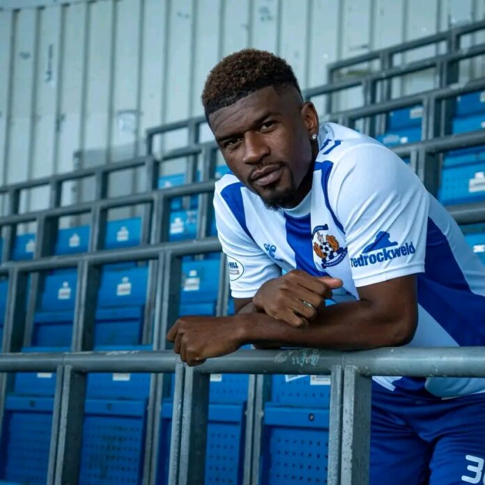 Aaron Tshibola en tenue de Kilmarnock FC sur un terrain d'entraînement