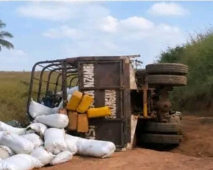 Véhicule renversé sur la route à Kinsele, Kwamouth, province du Maï-Ndombe