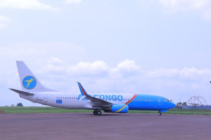 Avion d'Air Congo sur le tarmac de l'aéroport de Muanda