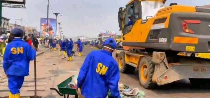 Travaux de curage des caniveaux et nettoyage à la place Pascal à Masina