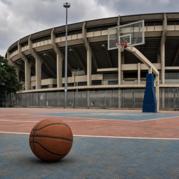 Terrain de basketball avec ballon au sol, ambiance sportive mais vide, représentant les difficultés logistiques