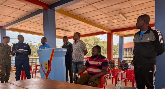Salle d'audience du tribunal militaire de Beni avec juges et accusés
