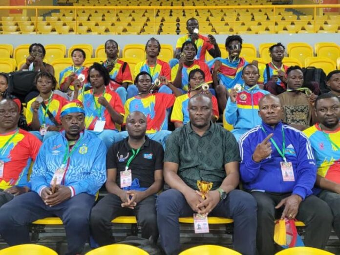Pugilistes congolais sur le ring avec médailles d'or
