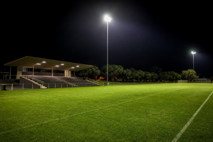 Terrain de football de nuit pour Ipswich contre Brisbane Roar en juillet 2026