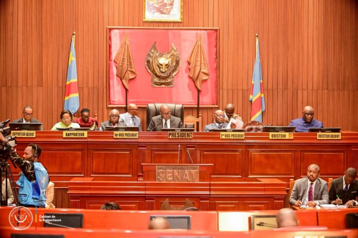 Sénat en session adoptant le budget rectificatif 2026
