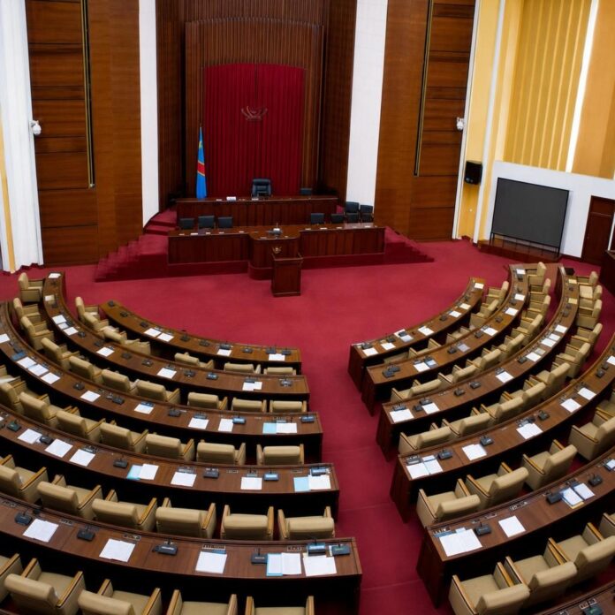 Salle de l'Assemblée nationale à Kinshasa lors de l'adoption du budget rectificatif 2026