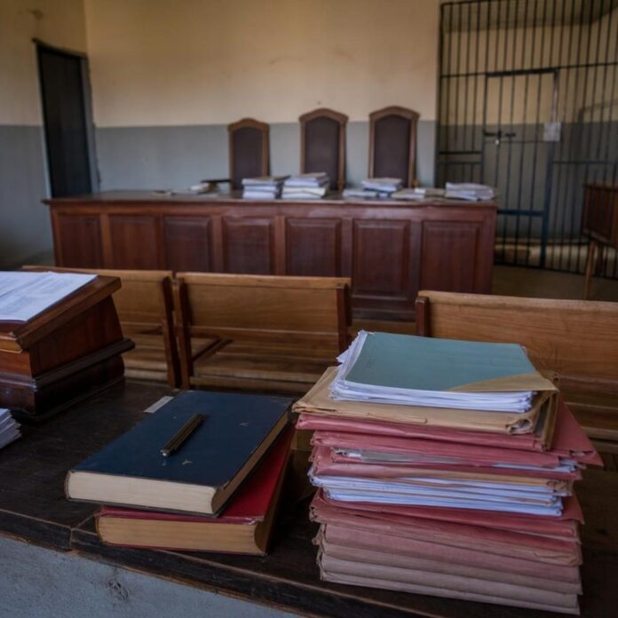 Salle d'audience du tribunal militaire de Bunia avec magistrats et détenus