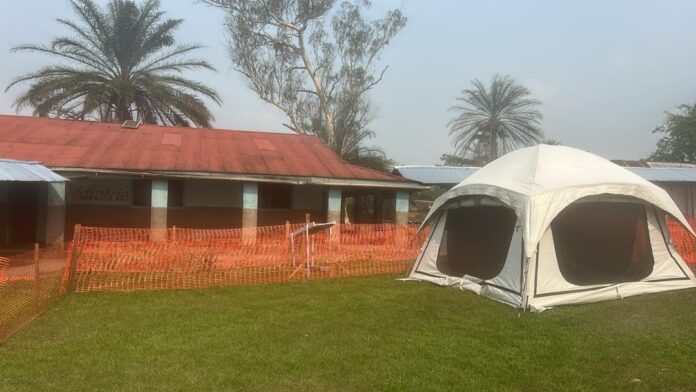 Centre de santé d'urgence pour déplacés à Kigonze, Bunia, avec dépistage Ebola