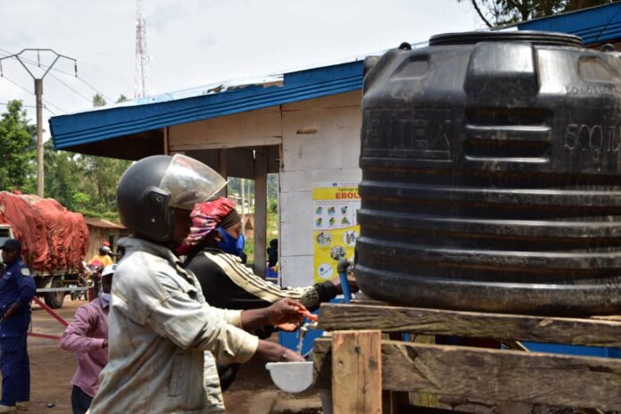 Réservoirs d'eau et dispositifs de lavage des mains endommagés au marché central de Butembo