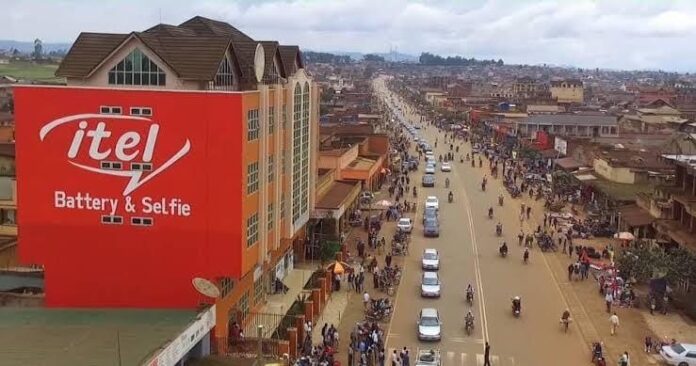 Marchandises stockees dans un espace commercial de Butembo avec une ambiance de ralentissement des activites