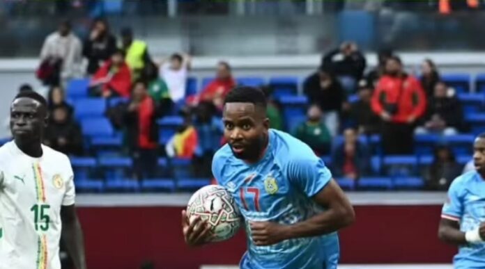 Attaquant congolais Cédric Bakambu en action lors d'un match de football