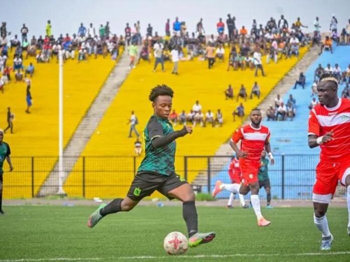Stade de football à Kinshasa avec terrain et tribunes