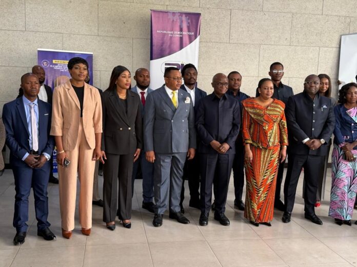 Signature de contrats de financement entre le FPI et des jeunes entrepreneurs à Kinshasa