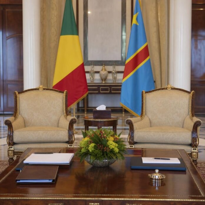 Le cardinal Fridolin Ambongo s'entretenant avec le président Denis Sassou-Nguesso au palais présidentiel de Brazzaville