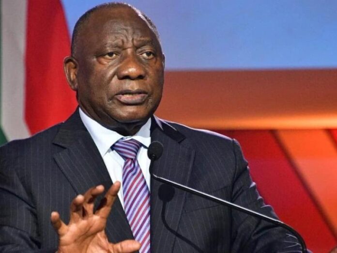 Président sud-africain Cyril Ramaphosa accueilli à l'aéroport de N'djili à Kinshasa pour mission de solidarité Ebola