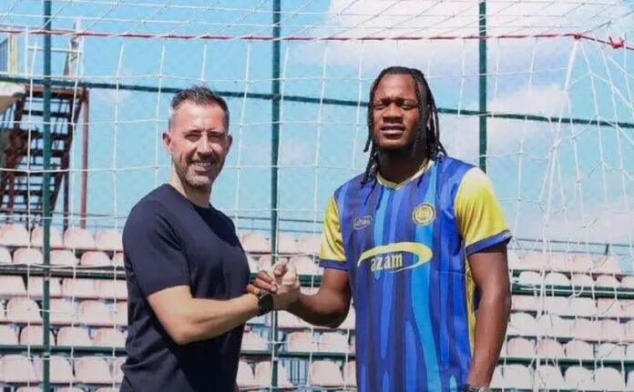 Joueur de football congolais posant avec le maillot d'Azam FC