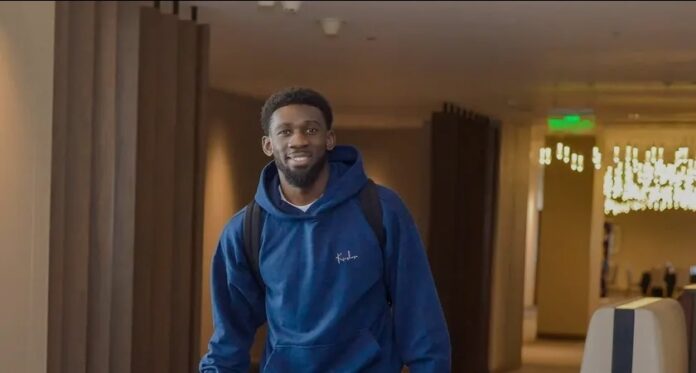 Défenseur congolais Dylan Batubinsika en action avec le maillot du Steaua Bucarest