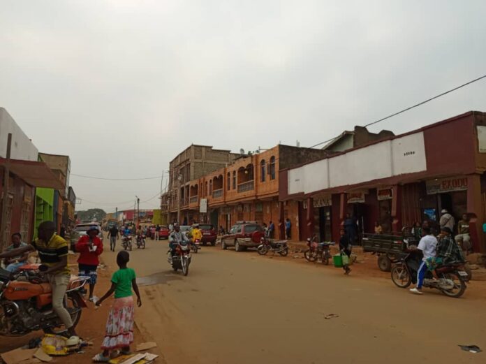 Remise de kits de lavage des mains à des représentants communautaires à Beni pour lutter contre Ebola