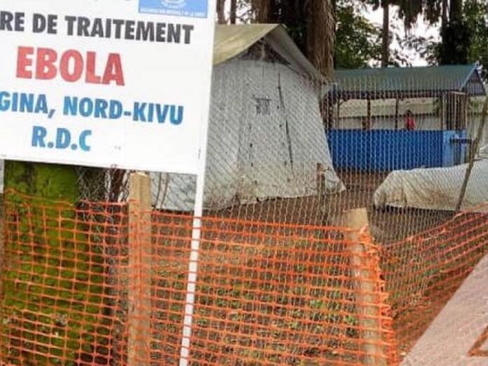 Personnel soignant et patients guéris devant un centre de traitement Ebola à Beni