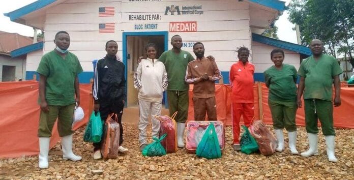 Quatre personnes guéries d'Ebola quittant le centre de traitement de Katwa
