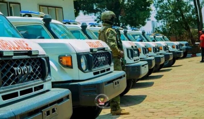 Ambulances 4x4 neuves alignées lors d'une cérémonie officielle au gouvernorat de l'Ituri