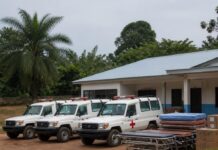 Ambulances et equipements medicaux remis par l'Ouganda a la zone de sante d'Aru en Ituri pour la riposte Ebola